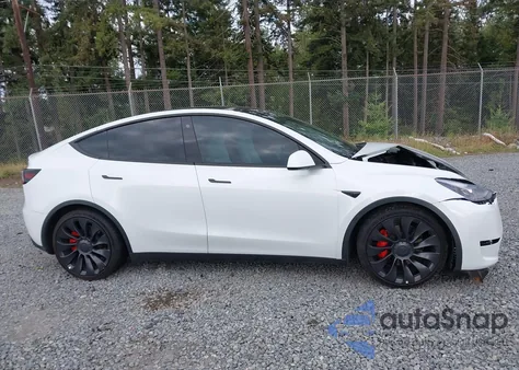 2022 Tesla Model Y Performance Dual Motor All-Wheel Drive z USA, uszkodzony, nr VIN 7SAYGDEF3NF565275